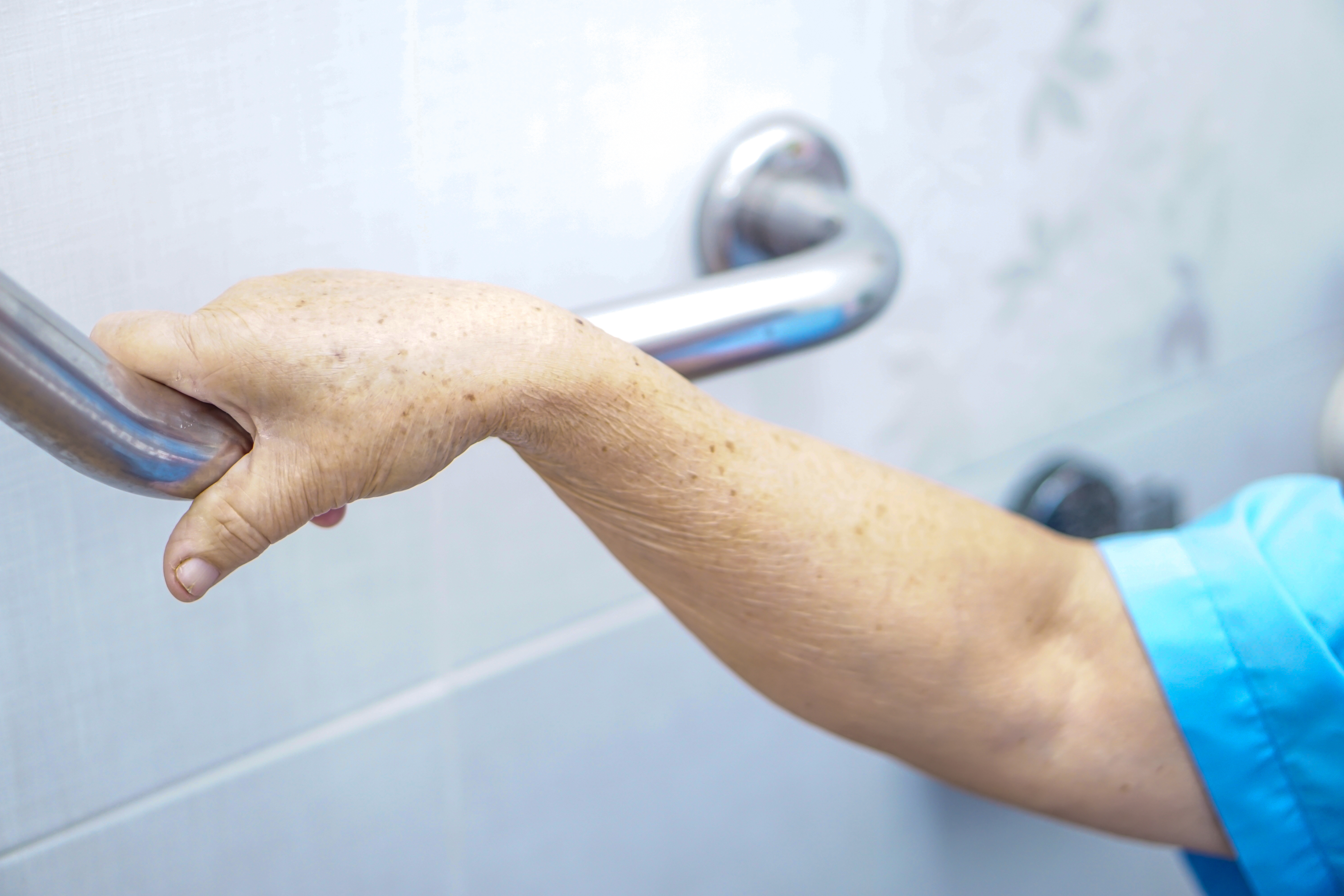 Les aidants naturels de personnes âgées atteintes d'incontinence urinaire souffrent aussi, directement, dans leur quotidien et leur vie personnelle, de la condition de leur proche (Visuel Adobe Stock 227470017)