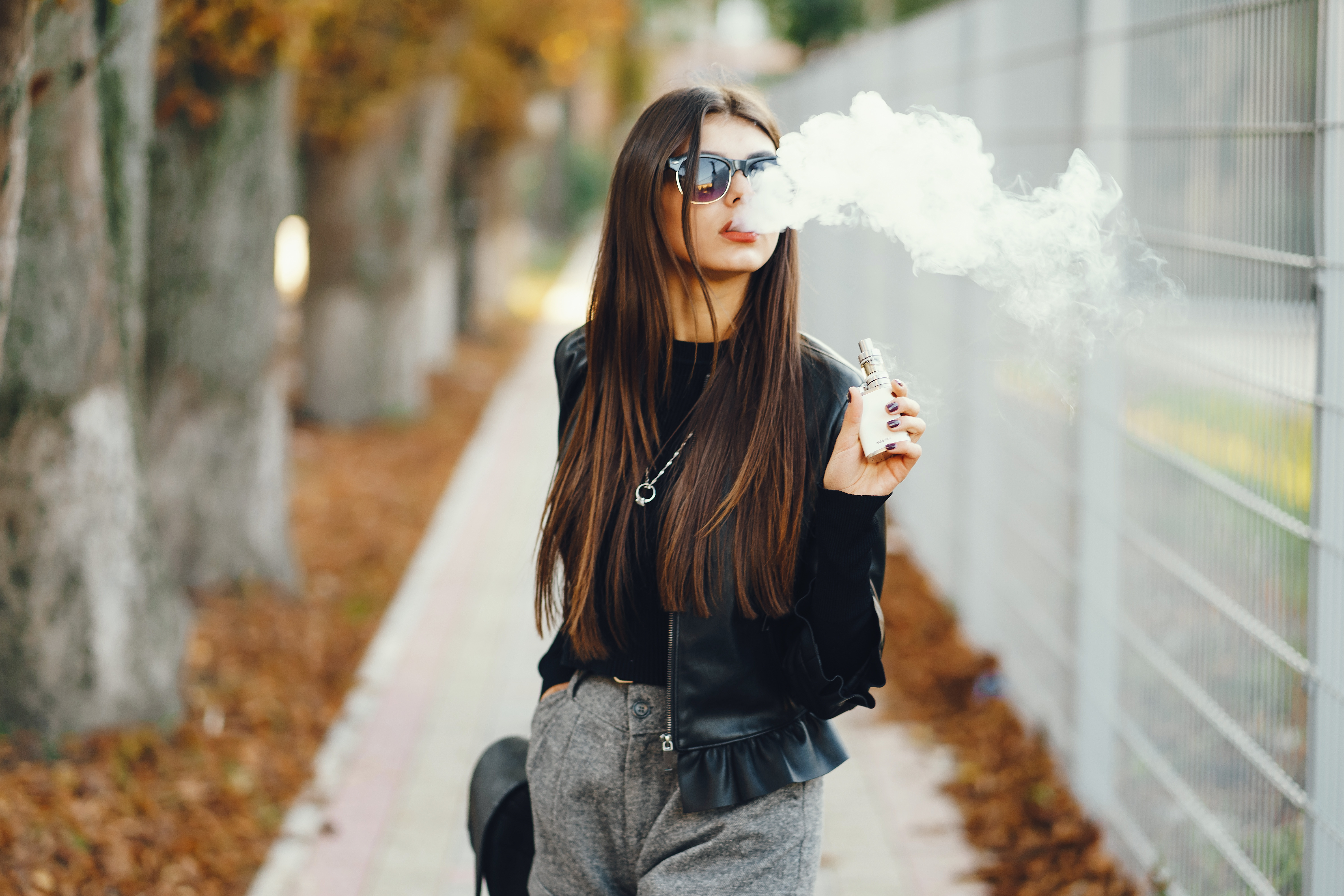 Le nombre d'adultes qui vapotent sans avoir jamais fumé régulièrement augmente régulièrement depuis 2021, soit depuis que les e-cigarettes électroniques jetables sont devenues populaires (Visuel Adobe Stock 285589071).