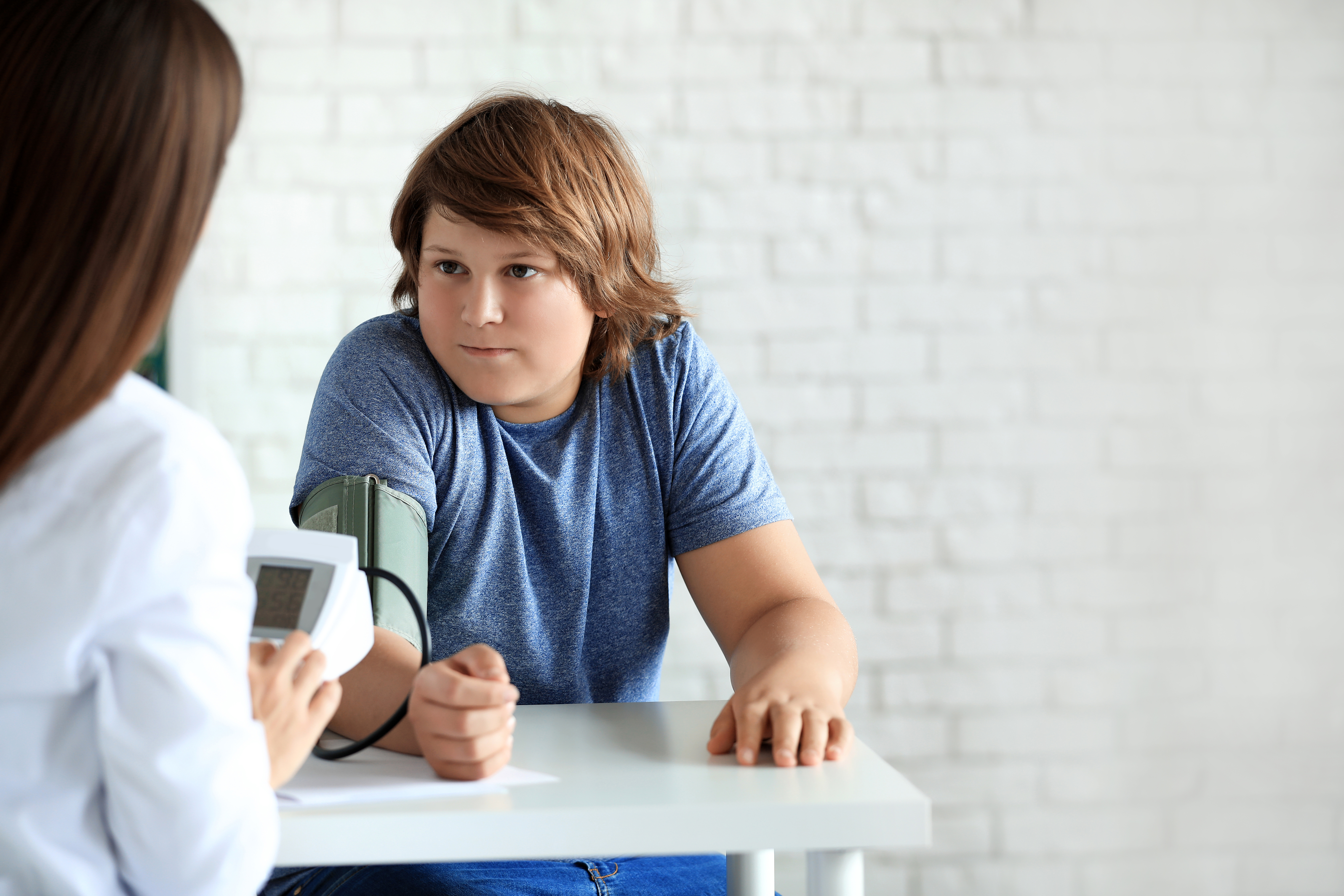 Si la prévalence de l’hypertension artérielle (HTA) est en forte augmentation chez les jeunes, la plupart de ces hypertensions artérielles chez les enfants et les adolescents sont liées à un mode de vie malsain  (Visuel Adobe Stock 299373352)