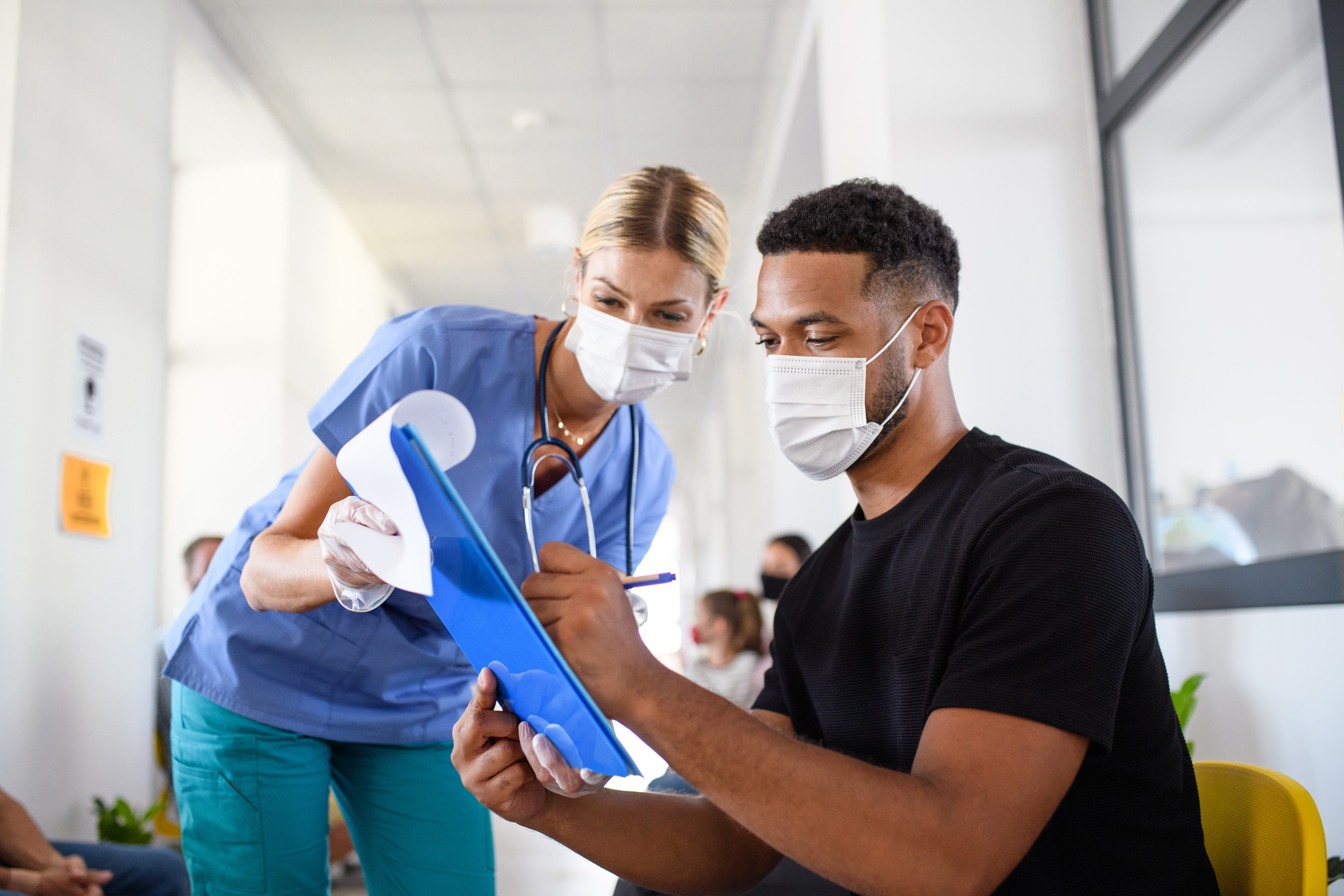 Partout dans le monde, des campagnes de vaccination à grande échelle contre le COVID-19 aident à contrôler la propagation du virus, mais même dans les pays où les taux de vaccination sont élevés, de nouvelles « vagues » se développent (Visuel Adobe Stock 377952386)