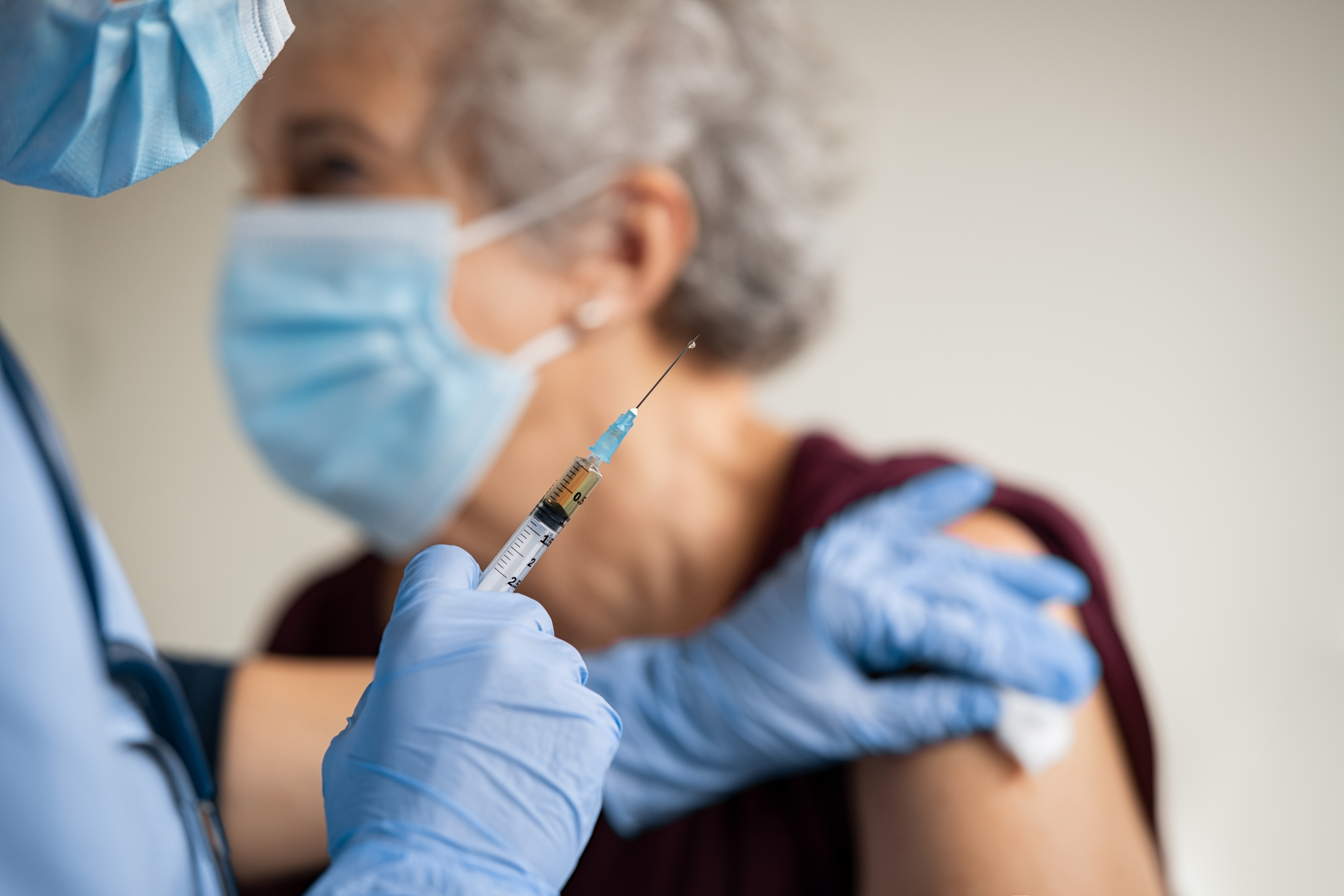 La protection vaccinale a diminué avec l’émergence de la variante Delta et mérite d'être renforcée pour mieux réduire l'incidence des formes plus sévères de la maladie (Visuel Adobe Stock 392019081).