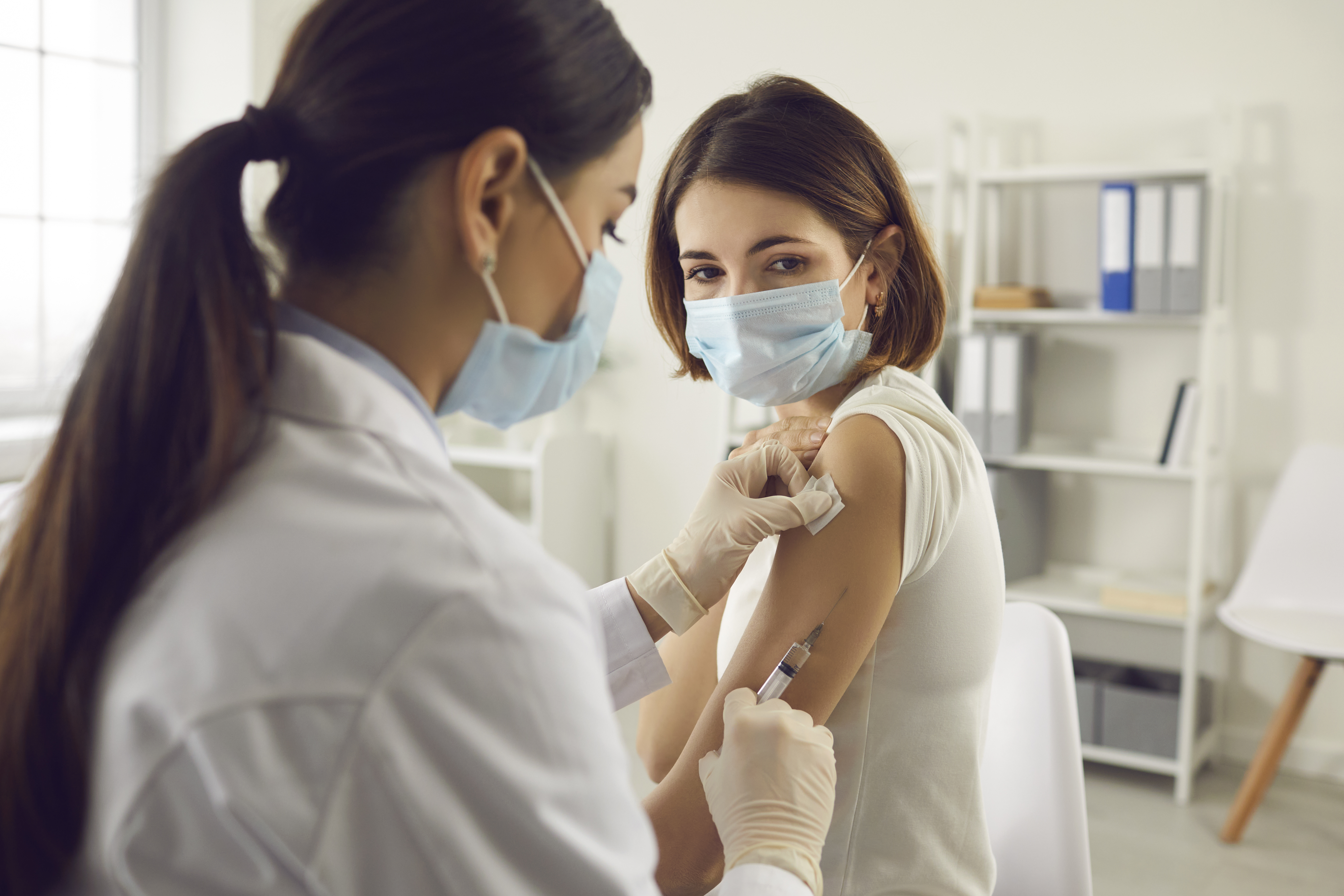 Il serait en effet temps de rassurer les femmes sur ce qui fut d’abord une allégation, puis un effet dûment confirmé de la vaccination anti-COVID : une petite augmentation temporaire de la durée du cycle menstruel (Visuel Adobe Stock 397301284)