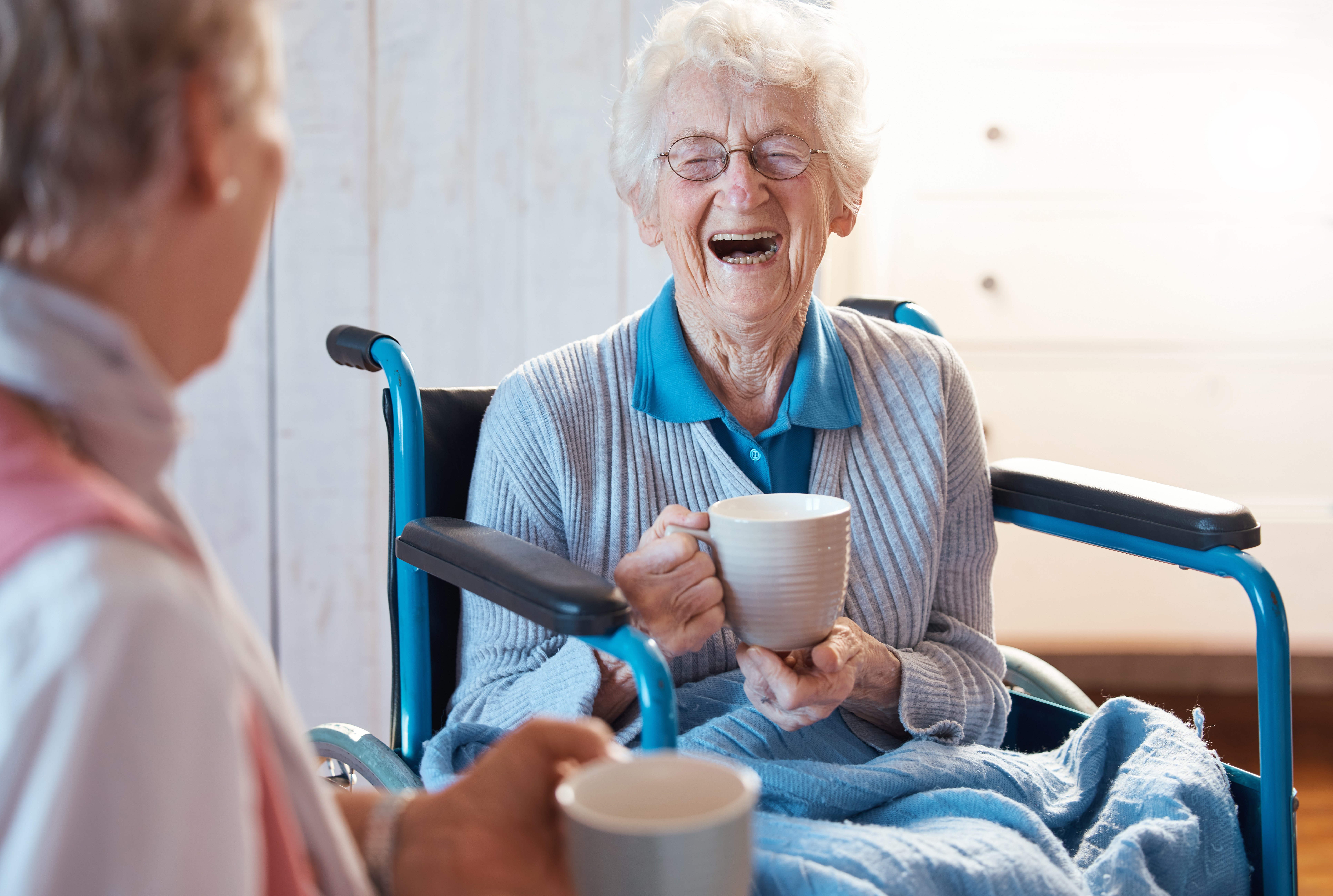 Plus d'éducation et bien sûr moins de stress apparaissent comme les 2 facteurs clés de la résilience mentale, ici chez les femmes plus âgées (Visuel Adobe Stock 547340225)