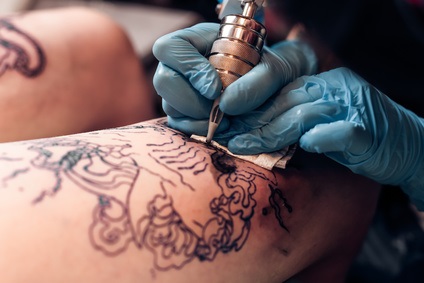« Jusqu’aux ganglions lymphatiques, l’encre voyage », avait déjà conclu une récente recherche, sur les risques associés aux tatouages (Visuel Fotolia 109455144)