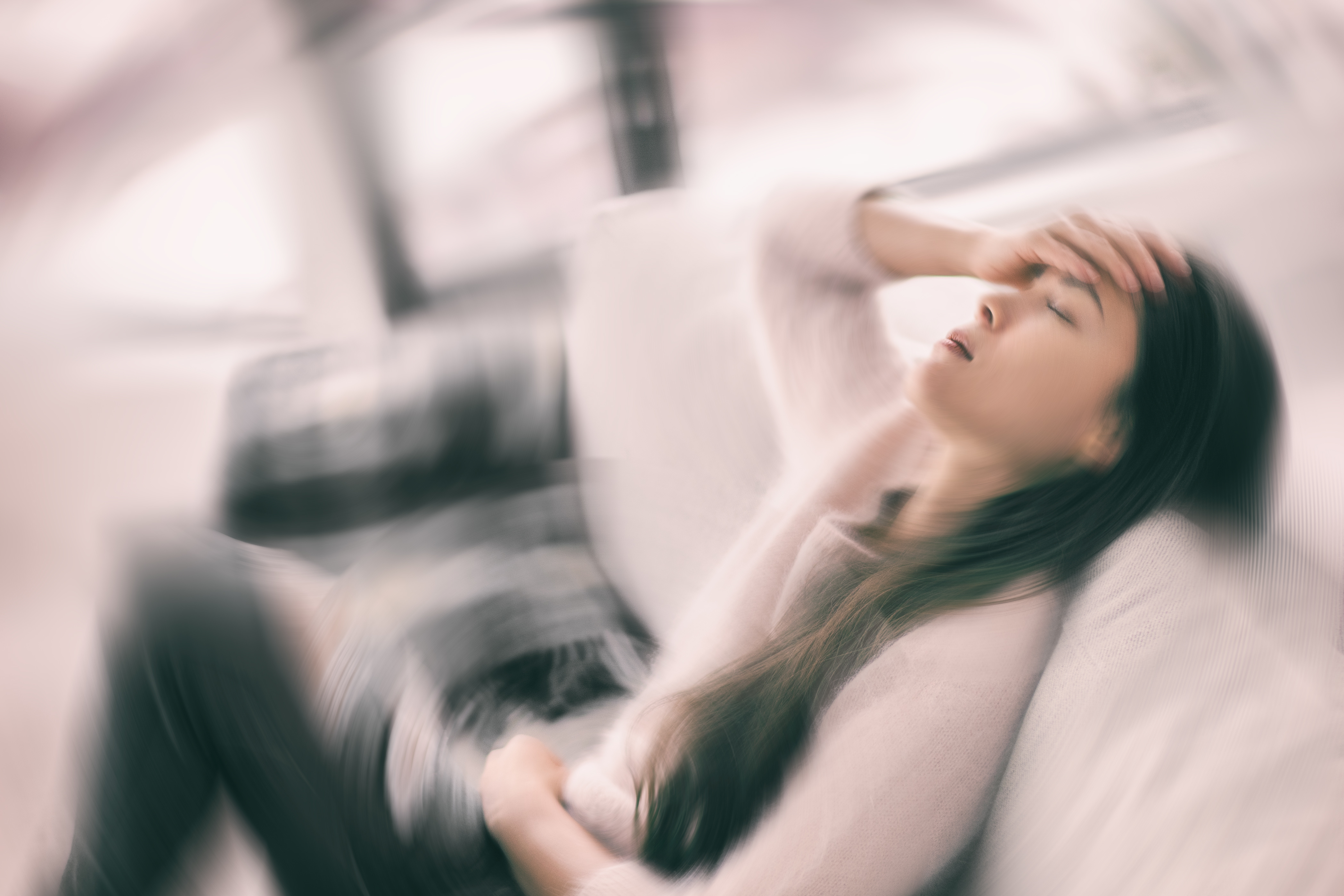 Un tiers des femmes souffrent de migraines associées aux règles, en particulier avant la ménopause (Visuel Adobe Stock 101040315)