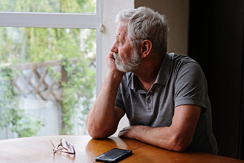 Alors qu'il n'a jamais été aussi facile de communiquer avec les autres grâce aux technologies modernes, la solitude devient un problème de plus en plus répandu. (Visuel Adobe Stock 359241663)