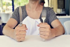 Quand on a faim, les aliments ont un goût plus sucré et sont plus savoureux. Même les aliments amers deviennent moins difficiles à manger. 