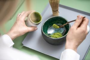 Le matcha, une poudre du thé vert, une boisson déjà largement connue pour ses nombreux bienfaits pour la santé, présente un avantage bien particulier : il inhibe les bactéries responsables de la parodontite (Visuel Adobe Stock 189169784)