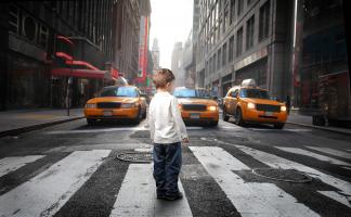 Un stress en début de vie fréquent chez les jeunes issus de milieux défavorisés qui vivent aussi souvent dans des zones plus exposées à la pollution atmosphérique.