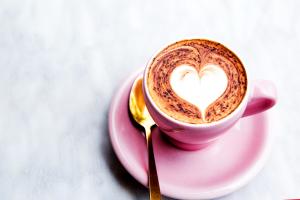 Les bénéfices de ces 2 nutriments, caféine et protéines du lait sont largement démontrés. Cependant, comment se passe l’interaction entre ces deux composants dans le café au lait du matin ? (Visuel Adobe Stock 229868783)