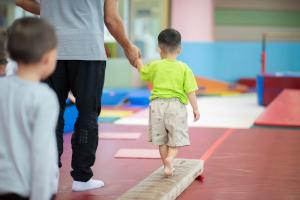 Des exercices même de courte durée et de faible intensité améliorent le flux sanguin cérébral chez les enfants et contribuent à leur développement cognitif (Visuel Adobe Stock 269974460)