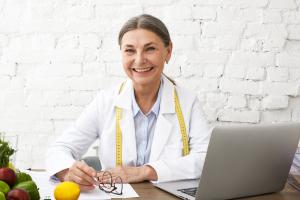 Les patients sont plus susceptibles de parvenir à perdre du poids si les médecins leur donnent des conseils sur un ton optimiste et assuré (Visuel Adobe Stock 271295896)