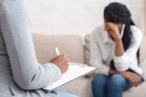 La dépression n’est pas le symptôme le plus documenté de la ménopause, et pourtant, dans cette période de transition appelée périménopause, les femmes sont 40 % plus susceptibles de souffrir de symptômes dépressifs (Visuel Adobe Stock 306754277)