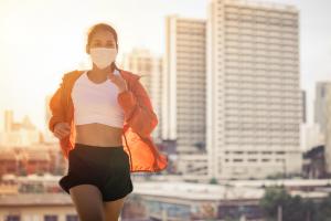 Des niveaux élevés d'ozone et de pollen de graminées - des allergènes responsables de la rhinite allergique - sont attendus pour les Jeux olympiques et paralympiques de Paris (Visuel Adobe Stock 326327633)