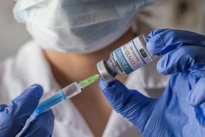 L'étude met en évidence une réponse en anticorps plus forte chez ce groupe de participants préalablement infectés avec le vaccin Moderna, mais aussi des symptômes plus marqués post-vaccination (Visuel Adobe Stock 331786956)