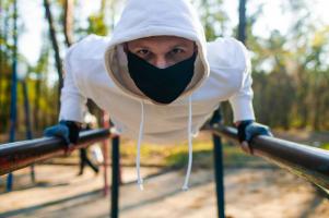 Pourquoi faut-il pratiquer régulièrement l’exercice physique pendant cette période de pandémie, d’isolement ou de confinement ? (Visuel Adobe Stock 335375838)