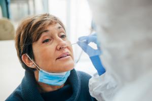 Il convient de réfléchir, pour de futures épidémies à des tests aussi précis mais moins invasifs (Visuel adobe Stock 401209002)