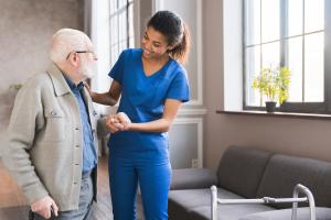 L'évaluation de la vitesse de marche arrière et précisément de la « réserve de vitesse » permet le dépistage clinique du risque de chute et du déclin cognitif chez les patients atteints de sclérose en plaques (Visuel Adobe Stock 429992570)