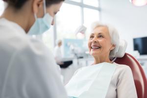 La fonction rénale est associée précisément à la perte des dents chez les femmes ménopausées (Visuel Adobe Stock 643878277)