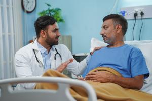 Le contact visuel au même niveau, entre un patient et le médecin peut faire une différence à l’hôpital (Visuel Adobe Stock 705017028)