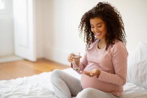 Ce sont deux nutriments moins fréquemment évoqués à cette étape de la vie, pourtant, le zinc et le calcium sont associé à des issues de grossesse plus saines (Visuel Adobe Stock 729406433)