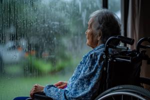 L'étude confirme la solitude, avec le vieillissement des populations, comme une préoccupation majeure de santé publique (Visuel Adobe Stock 758177123)