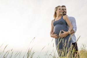 Une exposition au pollen pendant la grossesse peut être liée au risque d'asthme chez le bébé.