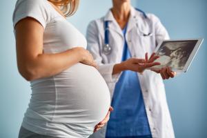 Les femmes enceintes seraient-elles plus vulnérables aux formes longues du COVID ? (Visuel Adobe Stock 138952685)