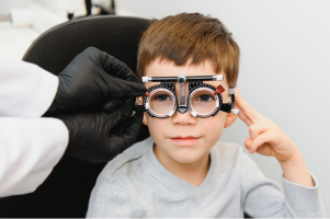 La croissance exponentielle de la myopie est un enjeu de santé publique majeur. Les professionnels de la vision doivent adapter leurs pratiques pour gérer cette épidémie visuelle.