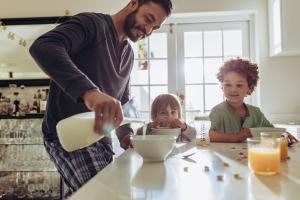 l’accès à un petit-déjeuner et sa régularité sont associés au niveau scolaire de l’enfant, à sa concentration, sa disposition à apprendre, à son comportement et à sa ponctualité en cours