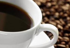 La caféine est connue pour « empêcher » le sommeil, mais si cet effet était médié aussi par notre alimentation ?