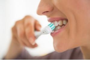 L'antibactérien triclosan est présent dans certains dentifrices car il protège contre la maladie des gencives. 