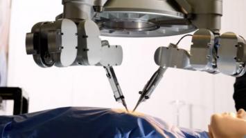Le robot est utilisé ici pour suturer des vaisseaux de 0,3 à 0,8 millimètre dans le bras du patient.
