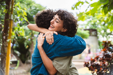 De nos jours, une grande partie de nos interactions avec les autres se font à distance, laissant peu de place aux contacts physiques. (Visuel Adobe Stock 689839502)